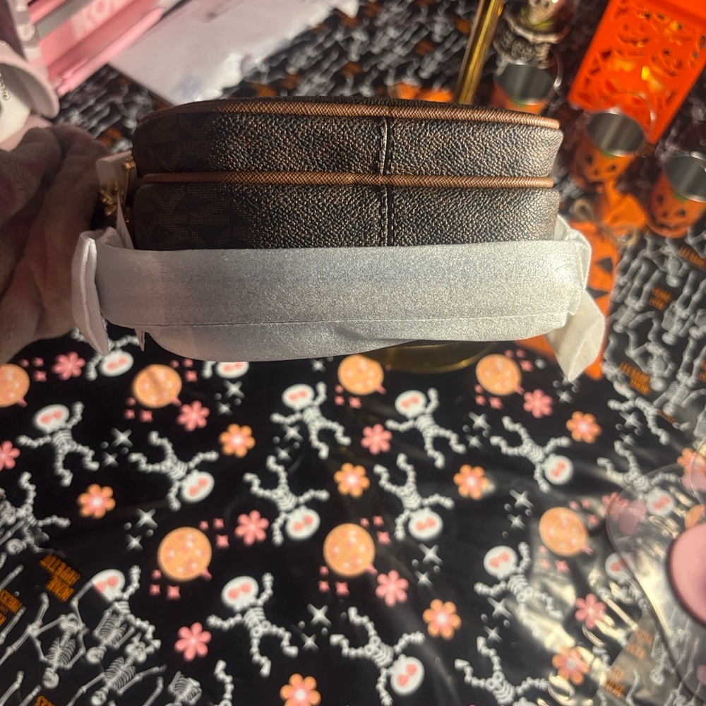 NWT!!!! Michael Kors Jet Set Travel Bag Brown with gold hardware - Picture 3 of 9